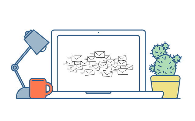 email laptop mit kaffetasse, lanpe und kaktus